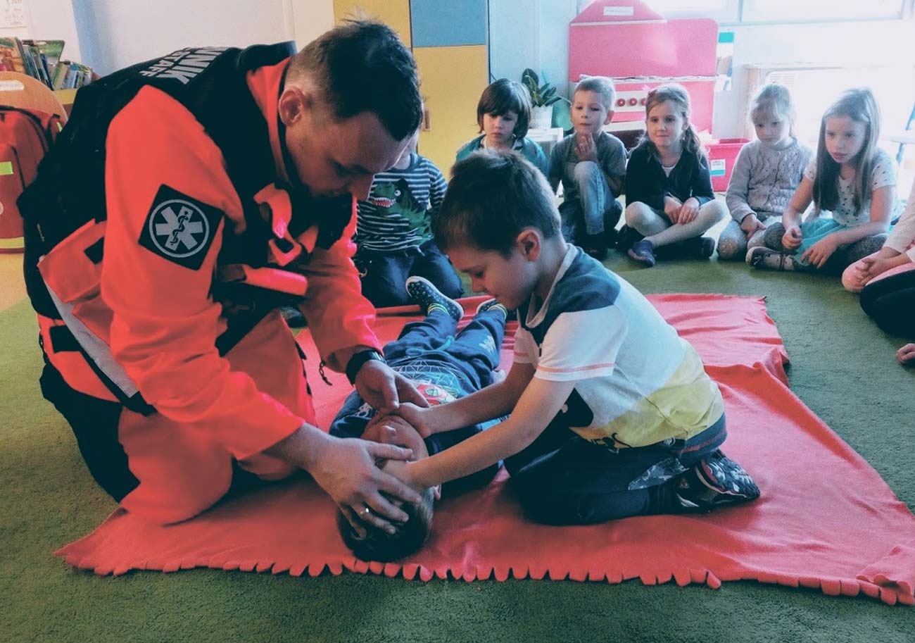 Szkolenie z pierwszej pomocy dla dzieci i młodzieży pokazy i wydarzenia Wrocław kurs pierwszej pomocy Bezpłatny kurs pierwszej pomocy Wrocław