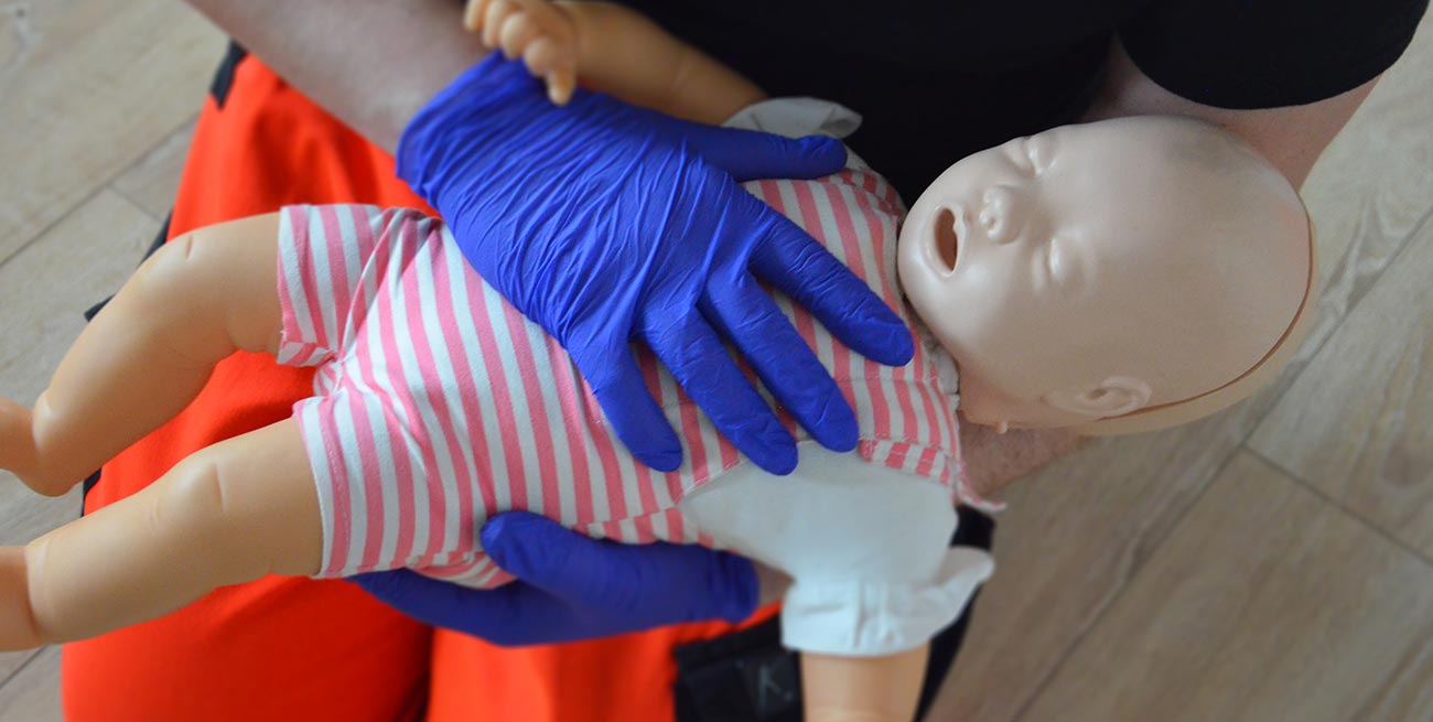 Ocena przytomności świadomości niemowlaka RKO dzieci resuscytacja dziecko pierwsza pomoc dziecko pomoc pediatryczna resuscytacja krążeniowo oddechowa kurs pierwszej pomocy dzieci Wrocław szkolenie z pierwszej pomocy dla rodziców