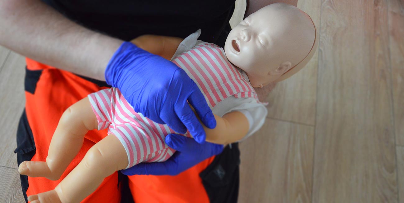 Ocena przytomności świadomości niemowlaka RKO dzieci resuscytacja dziecko pierwsza pomoc dziecko pomoc pediatryczna resuscytacja krążeniowo oddechowa kurs pierwszej pomocy dzieci Wrocław szkolenie z pierwszej pomocy dla rodziców